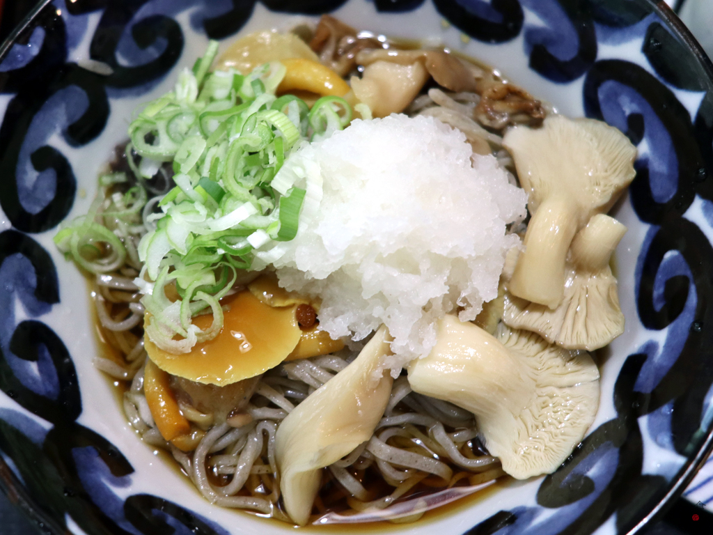 「そば処 福伝」のきのこそば(冷)