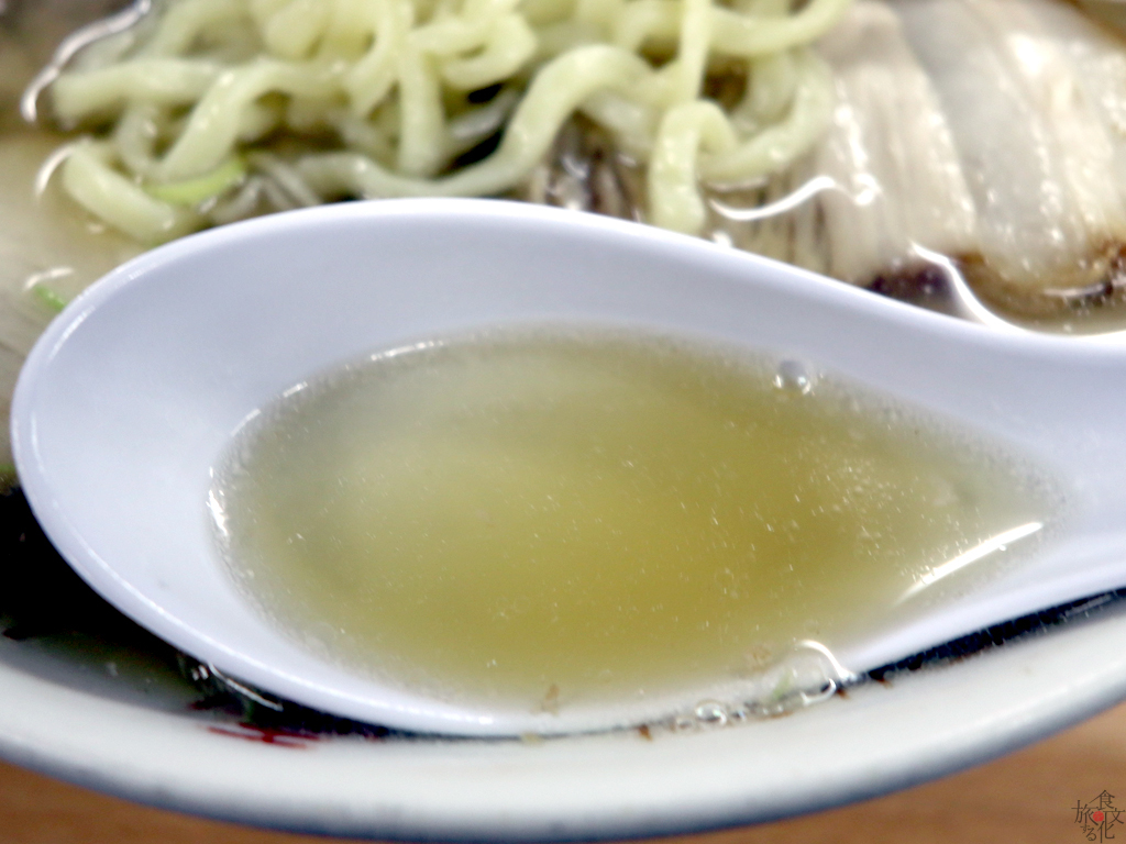 「坂内食堂」の透明感の高いスープ