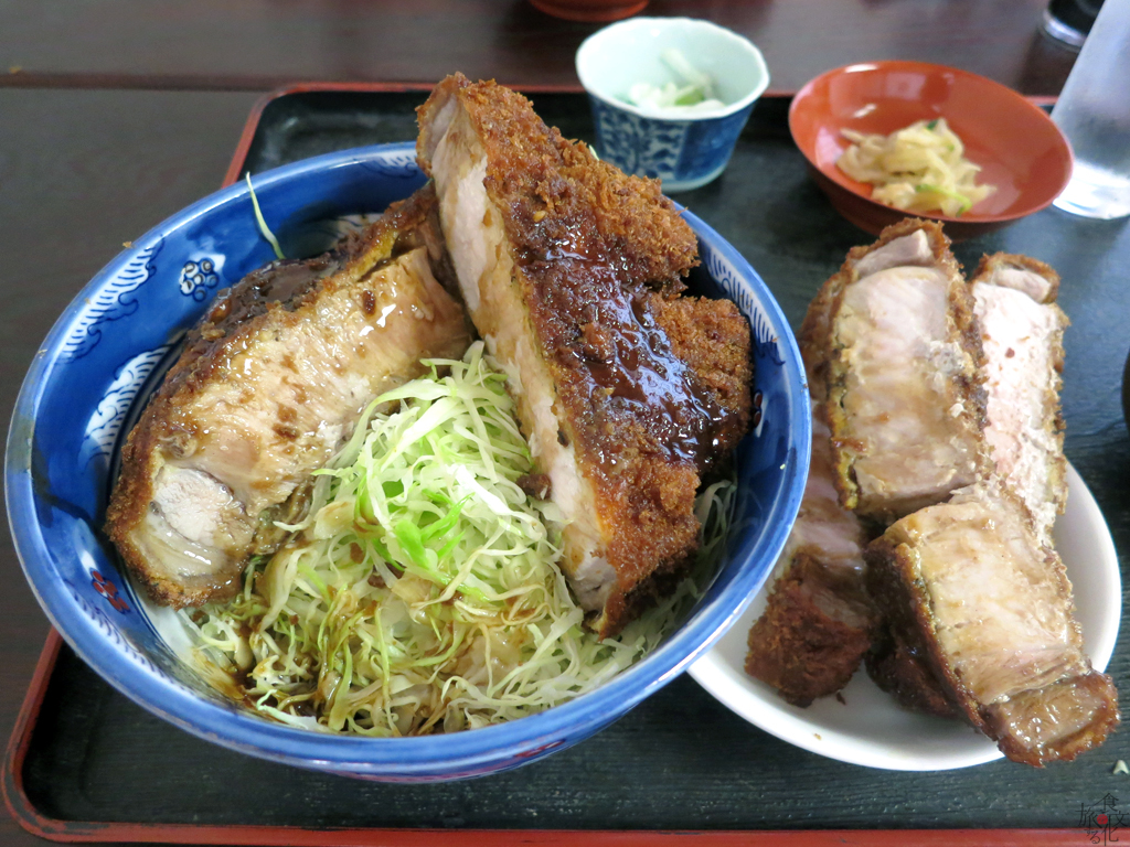 カツを一部「退避」させて食べ始める