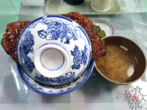 蓋からカツがはみ出すボリューム
