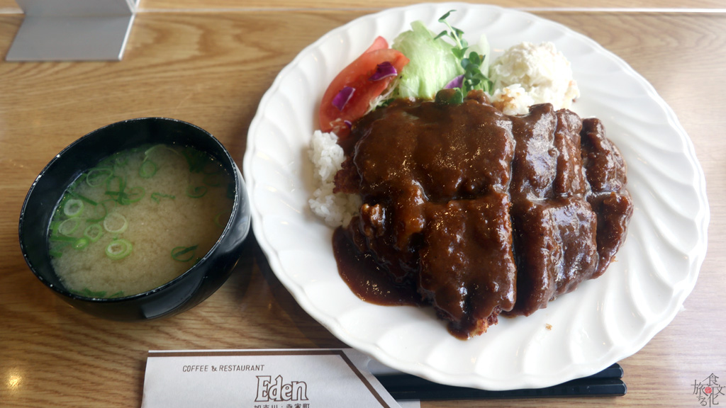 「エデン」のカツライス 味噌汁に箸