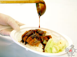 ご飯にのせてデミグラス系のソースをかける