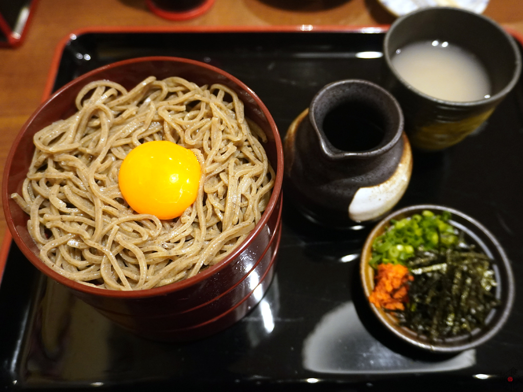 割子が積み上げられた出雲そば