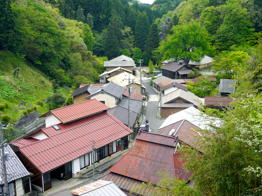 山奥にひっそりと佇む「菅谷たたら山内」