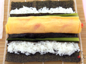 海苔をしいた野沢菜と一緒に巻く