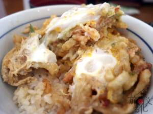 うどんのトッピングにもなるかき揚げを卵とじにしてご飯の上に
