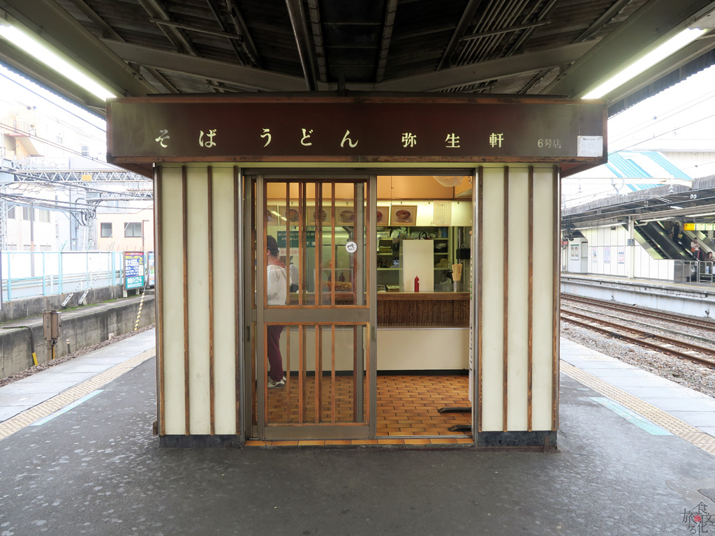 駅のホームに立ち食いそば店