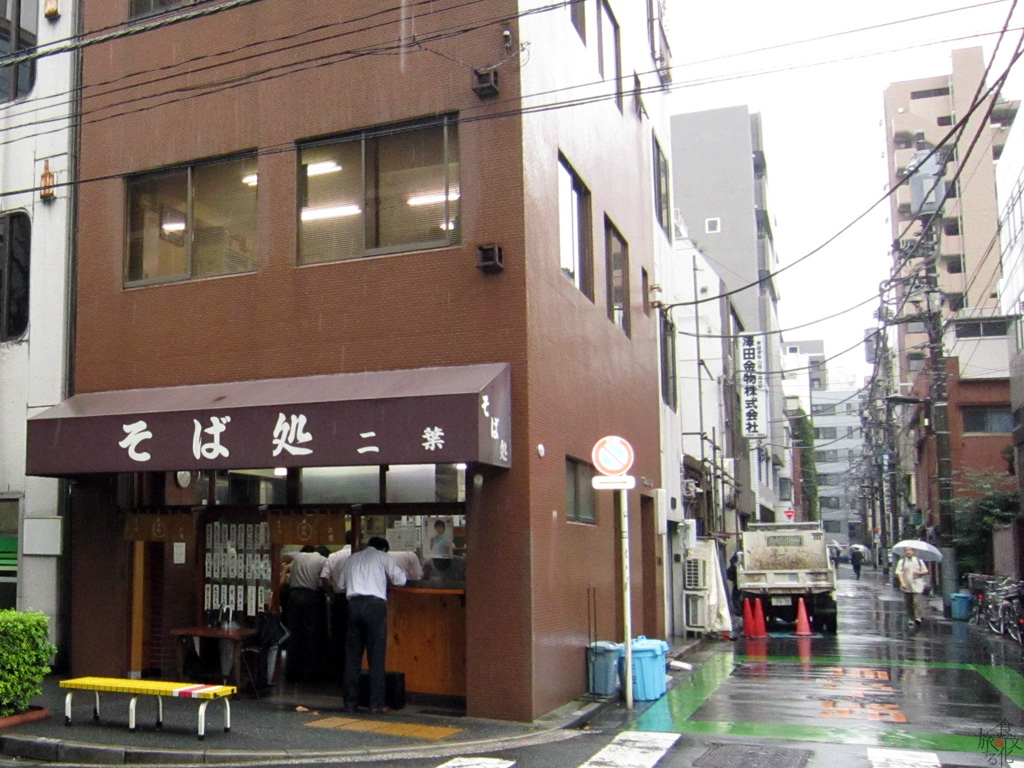 仕事の合間に立ち食いそばで腹ごしらえ
