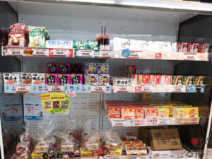 館内の販売コーナーには多種多様な製品が並ぶ