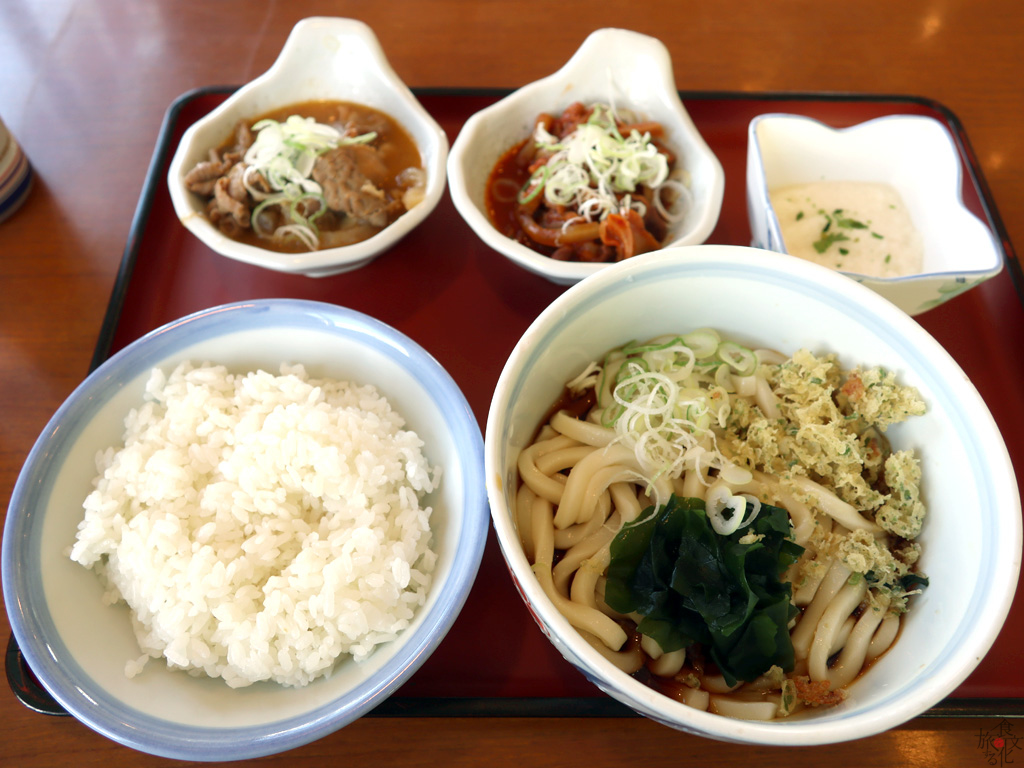 一度に2種類味わえるパンチ食べくらべ定食セットも