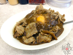 たっぷりのご飯にカレーもトッピングもボリューム満点