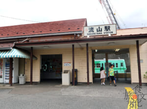 白みりんと並ぶ流山名物のレトロな流鉄電車