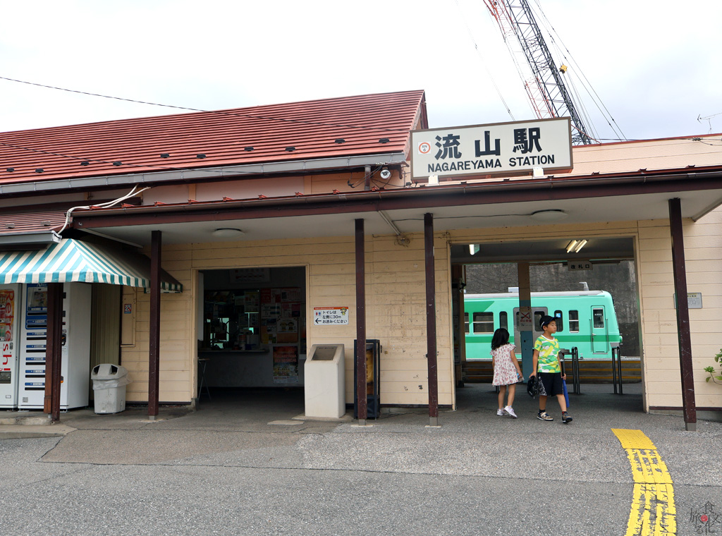 白みりんと並ぶ流山名物のレトロな流鉄電車