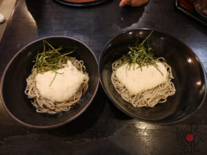 温（左）冷の自然薯そば