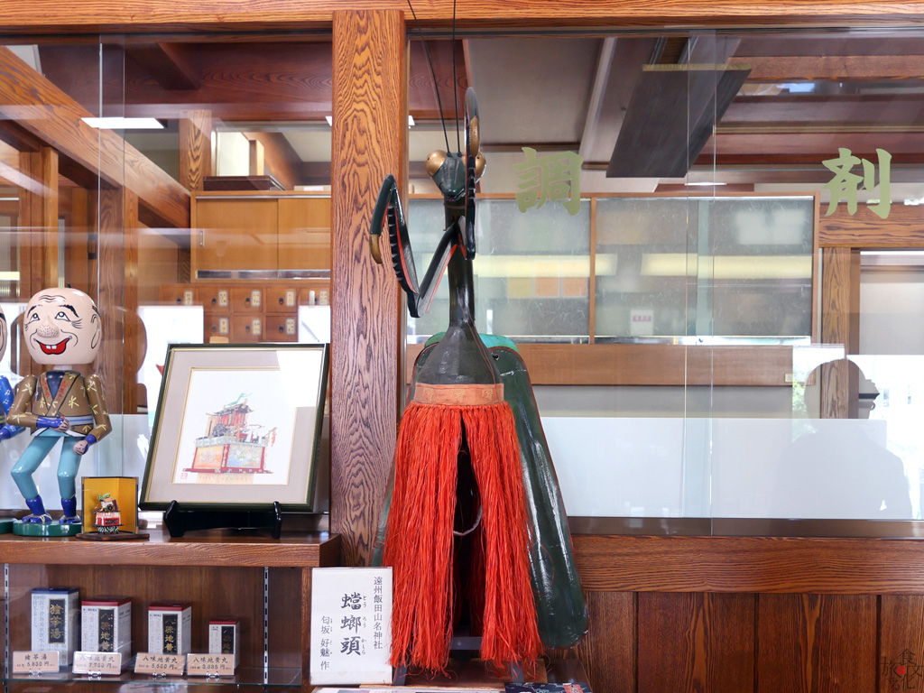 ういろう本店の店内のあちこちにカマキリが鎮座