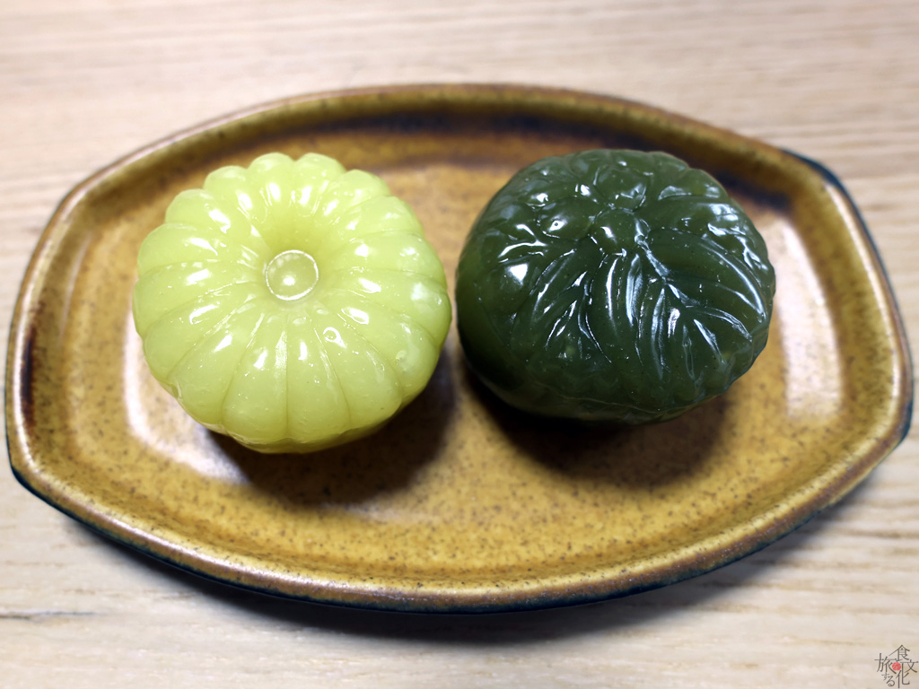 外郎家の家紋、十六の菊と五七の桐を形取った菊桐ういろう