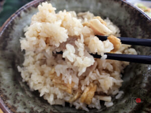 たっぷりのご飯に豚肉と油揚げがまんべんなく散らばる