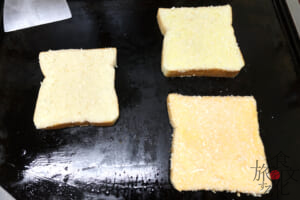 ガーリック（右上）チーズ（右下）それぞれ下地が透けて見える