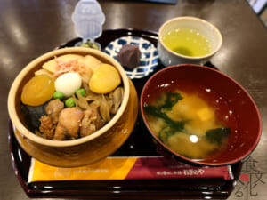 店内では定食スタイルでも食べられる